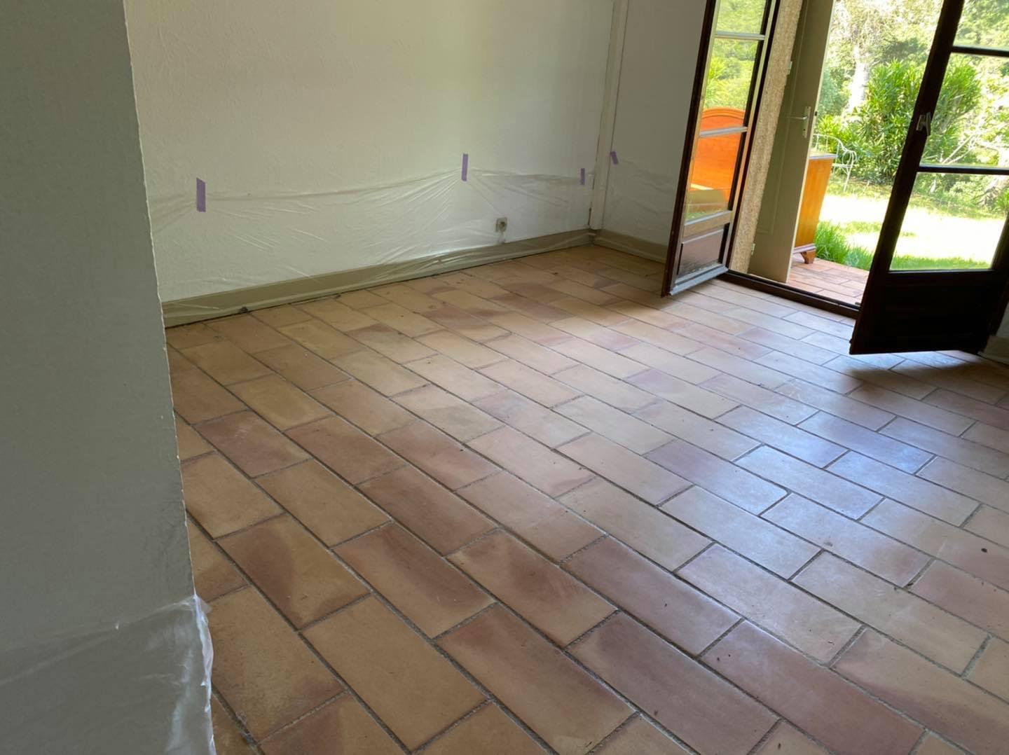 Photo du sol en terre cuite avant rénovation dans une maison à Saint-Raphaël