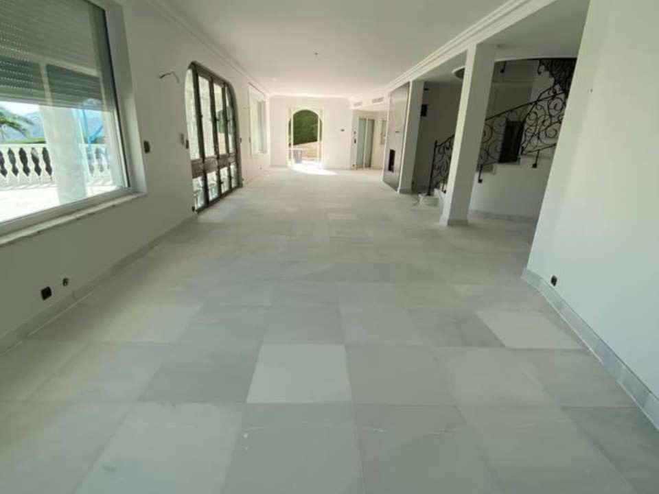 marbre blanc terne avec rayure cannes