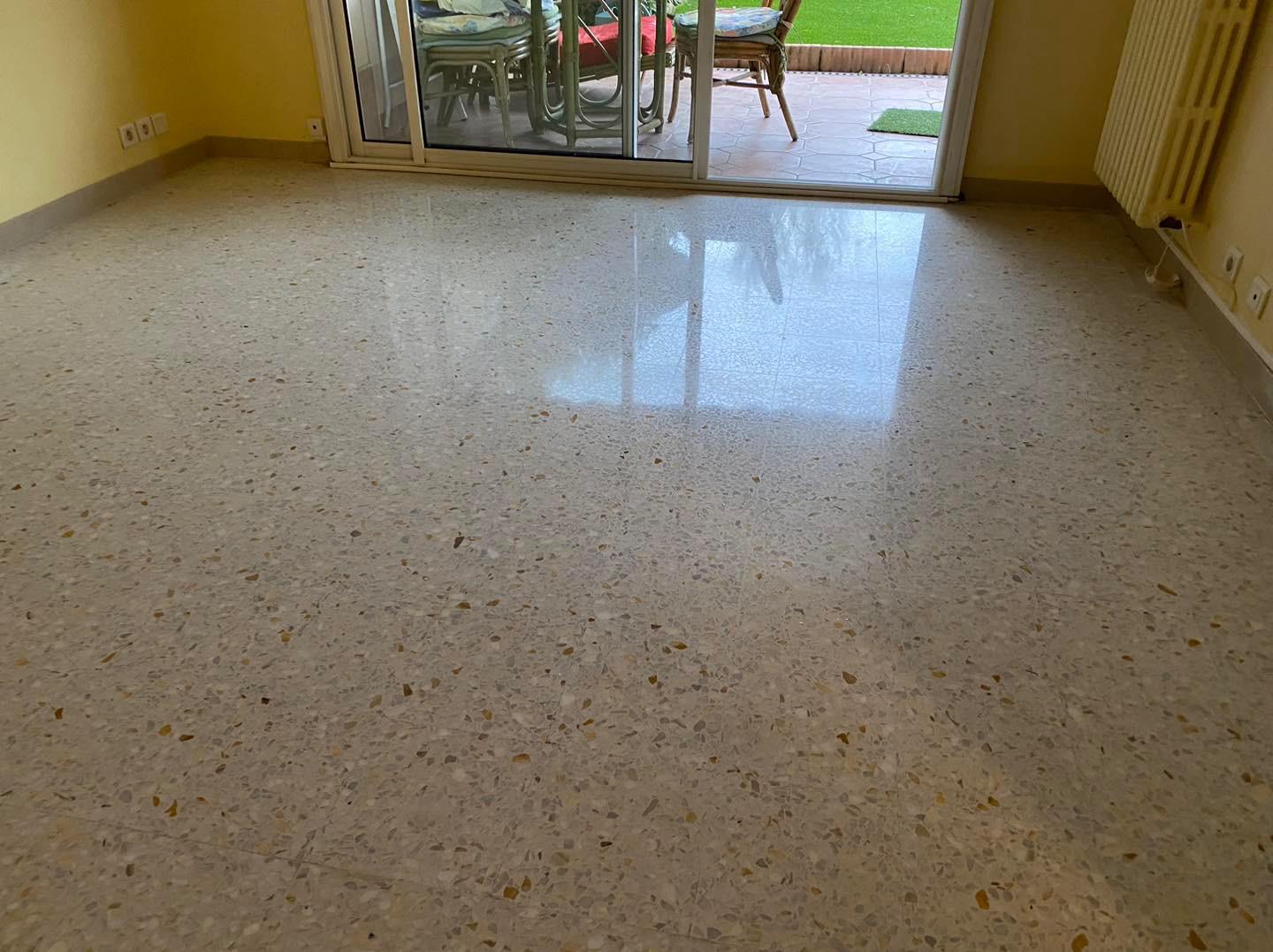 Sol en terrazzo terne avant rénovation à Cannes, dans un salon avec baie vitrée