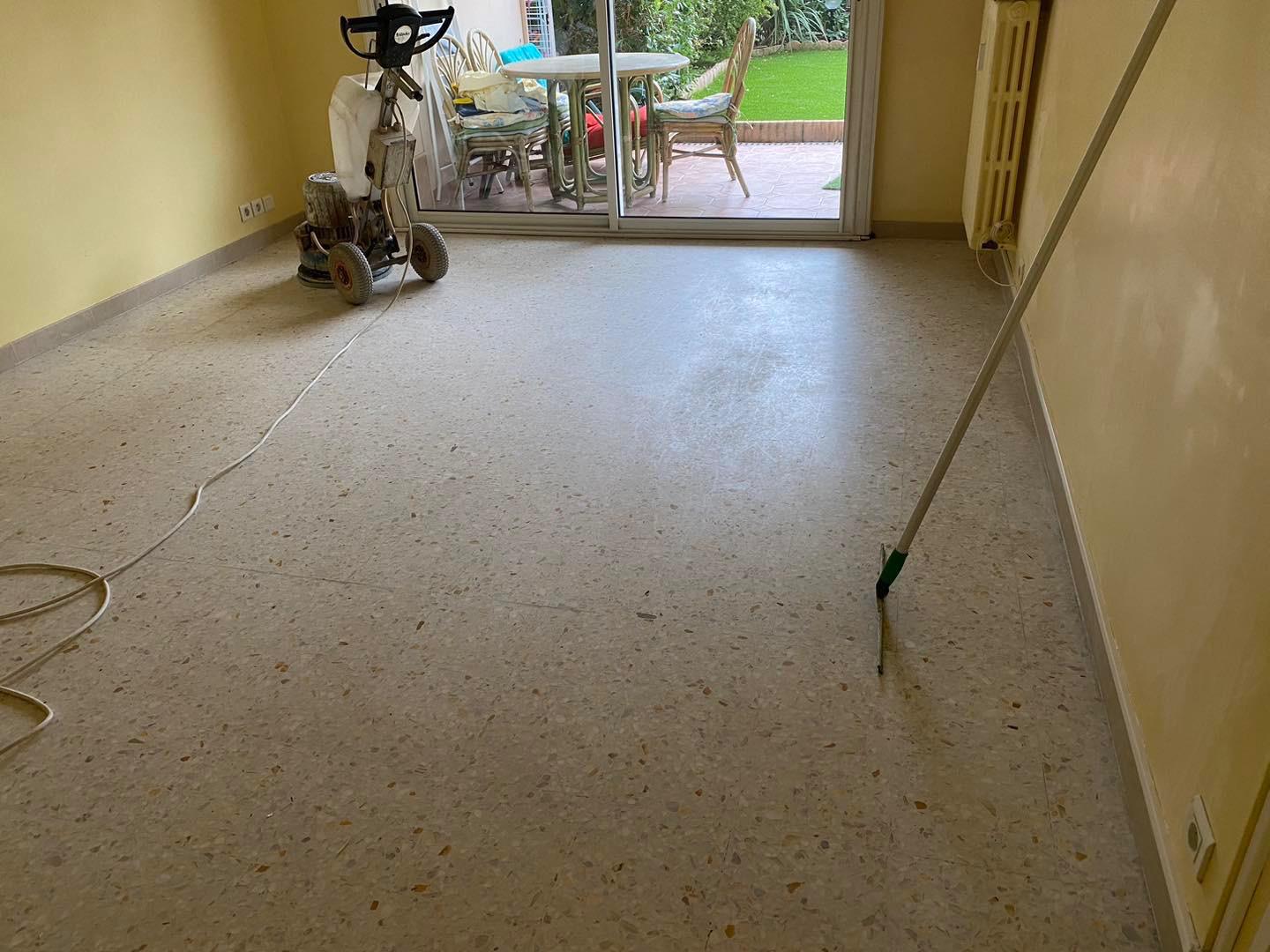 Sol en terrazzo terne avant rénovation à Cannes, dans un salon avec baie vitrée